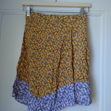 Jupe fleurie jaune et lilas