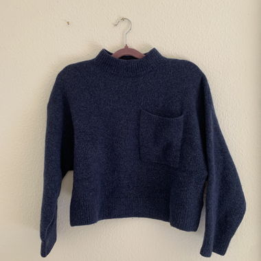Blauer Wollpullover mit Brusttasche