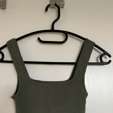 Olivegrünes Crop Top von Zign mit Square Neck
