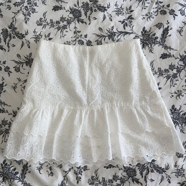 Jupe blanche brodée