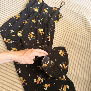 Schwarzes Blumen-Kleid