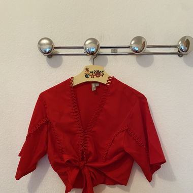 Blouse rouge nouée