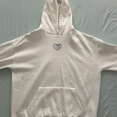 Weisser Hoodie mit Herzprint