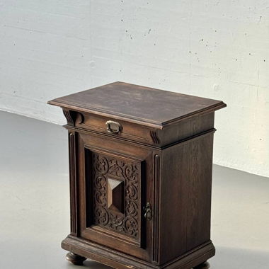 Nachttisch im historischen Stil 