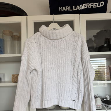 Weisser Strickpullover 