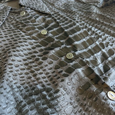 Chemise noire transparente effet serpent