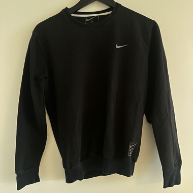 schwarzer Pullover