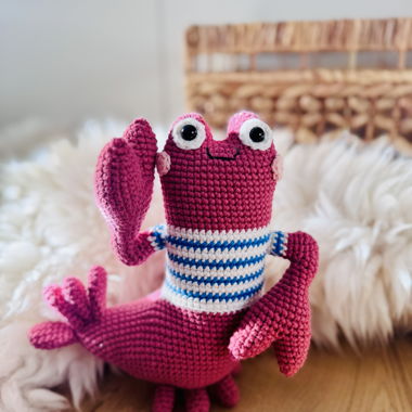 Peluche amigurumi au homard au crochet