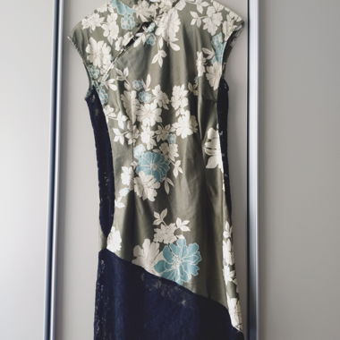 Robe de satin asiatique (Qipao 旗袍) avec dentelle