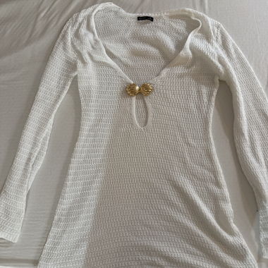 Top in maglia bianco con dettaglio gioiello