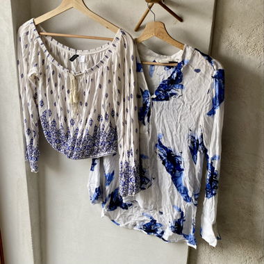 Set aus zwei hübschen Blusen in Blau und Weiss