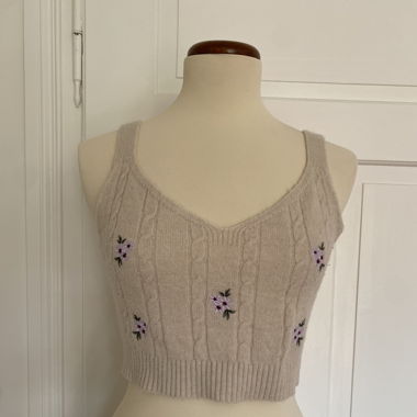 Top beige avec fleurs