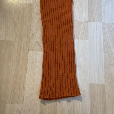 Orangefarbener Halswärmer