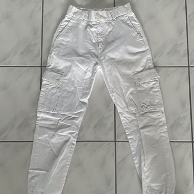 Weisse Cargo-Hose