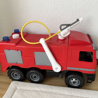 Camion de pompiers avec réservoir d’eau