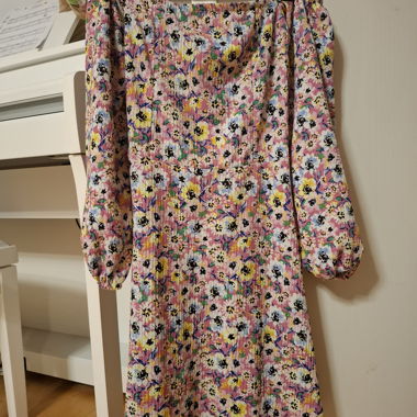 Robe fleurie avec manches bouffantes
