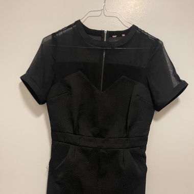 Schwarzer Playsuit mit Mesh-Details – Grösse S