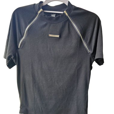 Elegantes schwarzes Tshirt mit Reissverschluss 