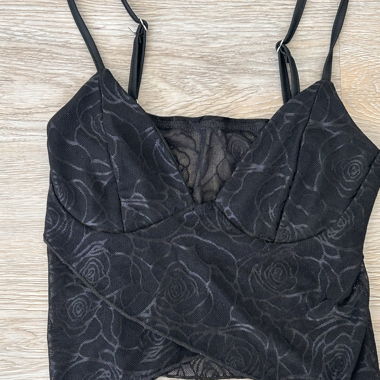 Top in pizzo nero