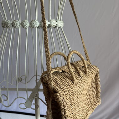 süsse braune kleine Tasche mit Details