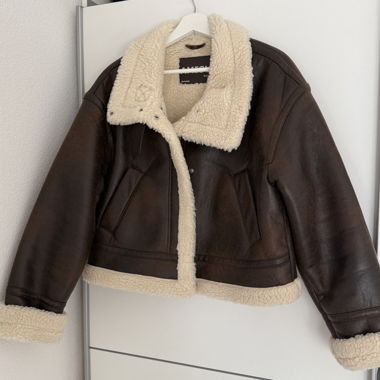 Giacca corta in ecopelle marrone con fodera in teddy crema