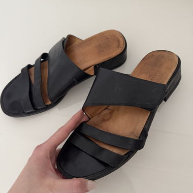 Sandali neri in pelle con cinturini