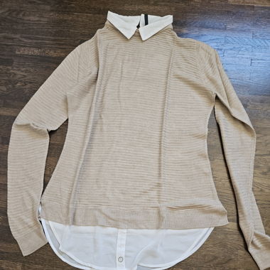 Chemise beige et blanche