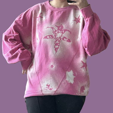 Upgecycelter pinker Pullover mit handgemachtem Bleich-Schablonenmuster
