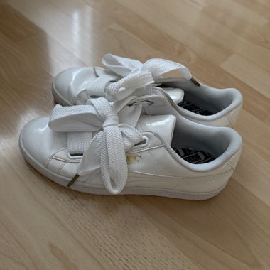 Sneaker bianche Puma con lacci in raso