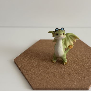 Drachenfigur mit Brille 