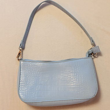 Light blue shoulder bag with crocodile embossing