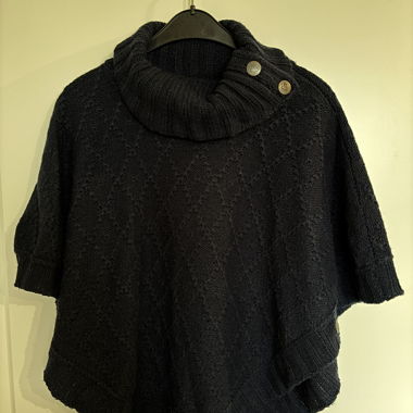 Poncho lavorato a maglia nero con collo alto