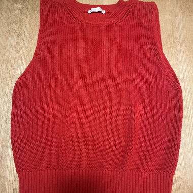 Roter Strickpullunder