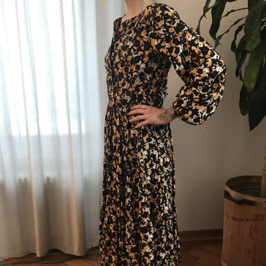 Maxikleid mit Blumenprint in dunkelblau/weiss/gelb