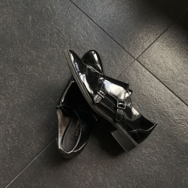 Scarpe nere in vernice con fibbia