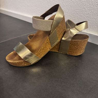 Sandalen mit Keilabsatz