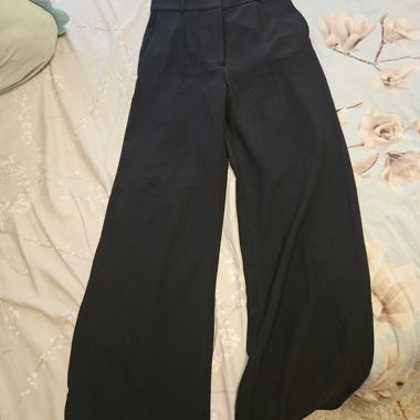Pantaloni neri a gamba larga