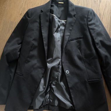 Blazer e pantaloni di Mango e Zara