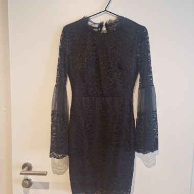 Abito elegante con pizzo e scollo sulla schiena