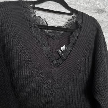 h&m black knit v-neck sweater with lace