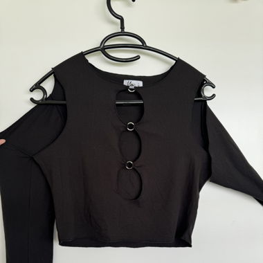 top mit cutouts