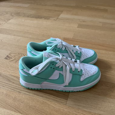 Nike Dunk Low in „White/Green Glow-White“ 