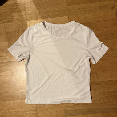 White Short-Sleeve T-Shirt Size M, close-fitting