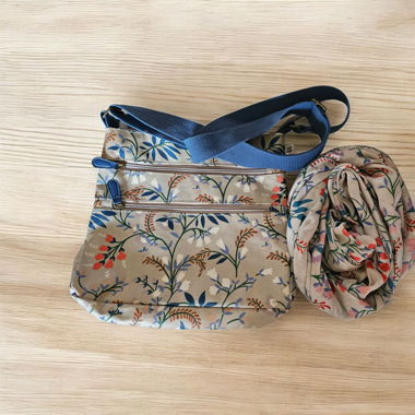 Sac avec foulard assorti