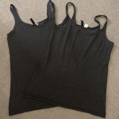 2 Tanktops grau