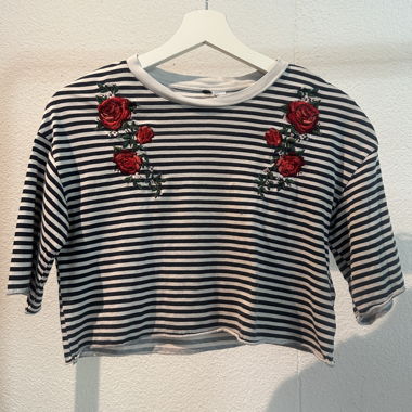 Bauchfreies T-Shirt