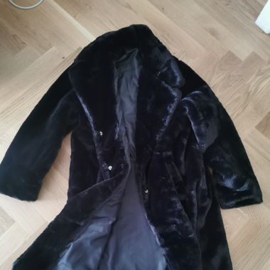 Soft and short black fur 