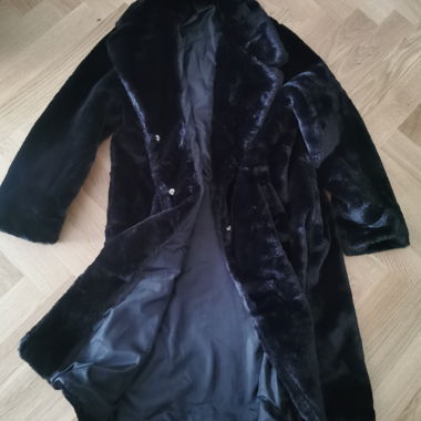 Soft and short black fur 