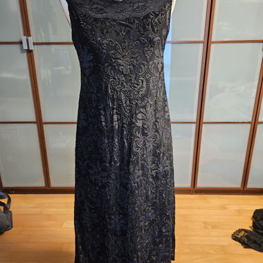 Schwarzes Kleid
