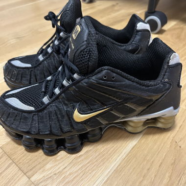 Scarpe Nike Shox nero oro